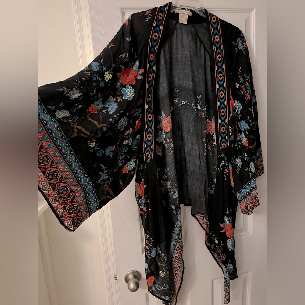 Size M kimono w/ Japanese flower pattern. Well-cared for, smoke free home!